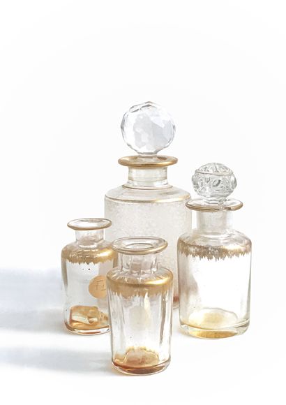 null Four glass perfume bottles with gold decoration

H. between 8 and 15,5 cm

Chips...