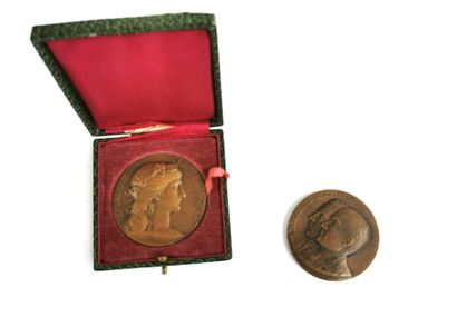 null Deux médailles en bronze, l'une de récompense XXe siècle, l'autre commémorative...