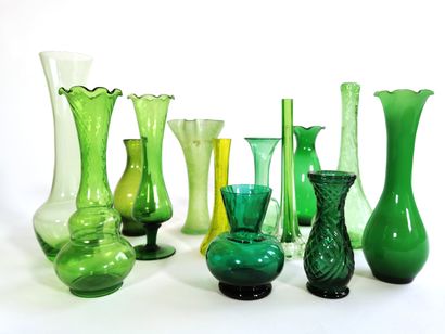 null Suite de treize vases en verre teintés vert 

H. entre 10,5 et 24 cm

L'un accidenté...