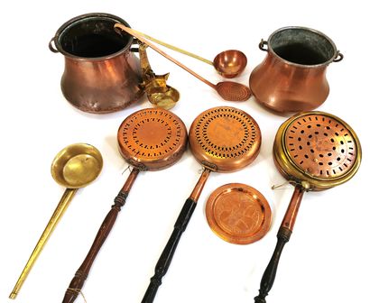 null Lot of copper pieces including three basins (L. between 82 and 92 cm), two cauldrons...