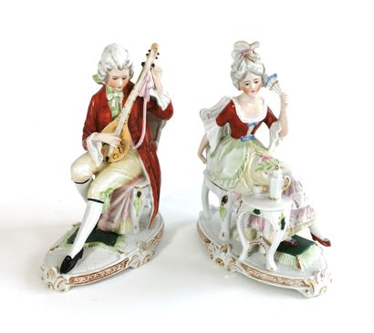 null The Elegant Musician at tea time

Two polychrome porcelain groups

H. 19 cm