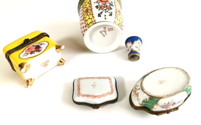 null Porcelain set with floral decoration including four snuffboxes, a bottle, a...