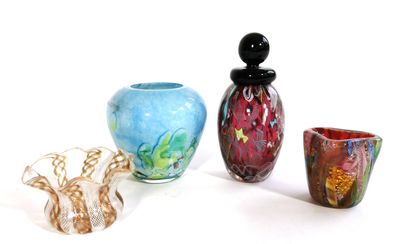 null Ensemble en verres multicolores comprenant un flacon, deux vases et un pot à...