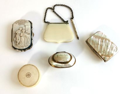 null Two mother of pearl purses and a pill box

A pencil case and a pill box in bone...