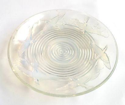 null ART DÉCO

Coupe en verre moulé pressé à décor de cercle en gradin et d'oiseaux...