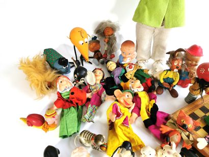 null Lot de jouets anciens comprenant une poupée articulée Gégé, sept marionnettes...