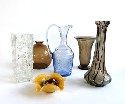 null Lot en verre comprenant quatre vases, une verseuse et un vide-poche

H. entre...