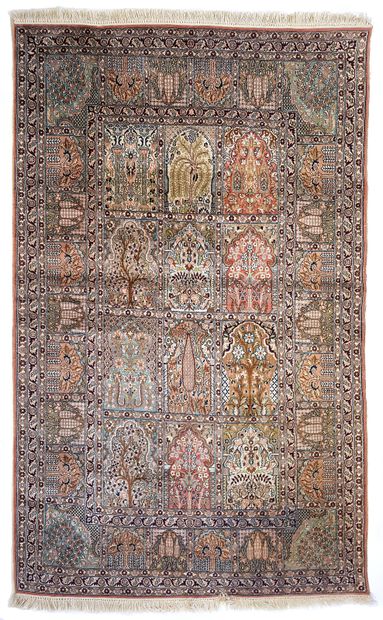 null *Fin tapis Cachemire en soie – Inde, vers 1975

Dimensions : 225 x 139 cm 

Caractéristiques...