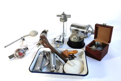 null Lot d'instruments chirurgicaux et médicaux anciens comprenant deux laryngoscopes,...