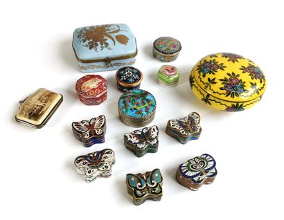 null Eleven pill boxes in cloisonné, porcelain, metal or enamel

Two porcelain covered...