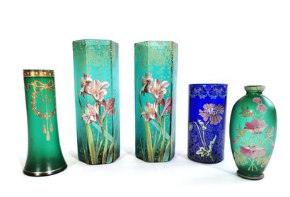 null Quatre vases en verre émaillé à décor d'iris, anémones et coquelicots

On y...