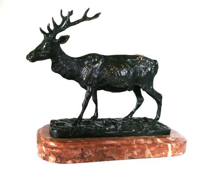 null D'après Pierre-Jules MÈNE (1810-1879)

Cerf

Bronze à patine brune-verte signé...