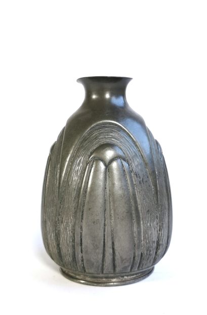 null Pierre-Amédée PLASAIT (actif première moitié du XXe siècle)

Élégant vase en...