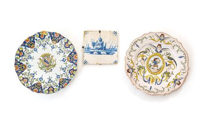 null Set of pieces in stanniferous earthenware including : 

- A plate decorated...