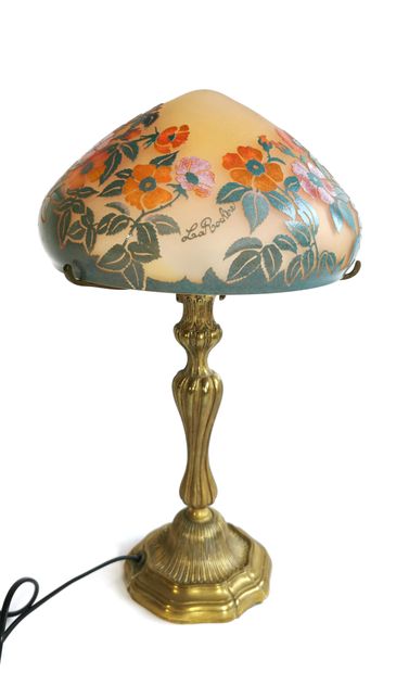 null LA ROCHÈRE

Lampe champignon, le fût en bronze, le réflecteur en verre à décor...