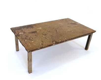 null Table basse moderniste à plateau en marbre fossilisé, piètement en acier à patine...