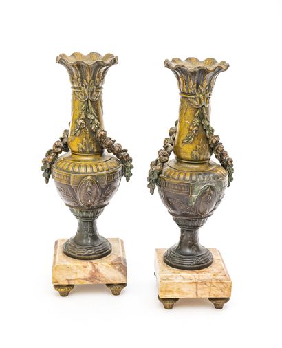 null Paire de vases en régule patiné à l’imitation du bronze ; le col retenant une...