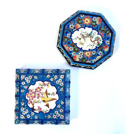 null LONGWY

Lot in glazed earthenware including two trivets

Dim. 25,5 x 25,5 and...