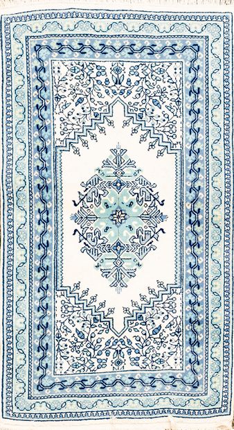 null *Suite of three Tunisian rugs

- 299 cm x 202 cm - wool velvet on cotton foundation.

Good...