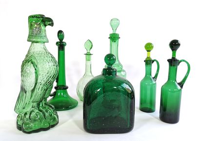 null Suite de sept flacons à liqueur en verre teinté vert, dont un de forme zoomorphe...