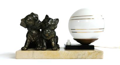 null Art Deco bedside lamp with a puppy and a kitten in regula on a marble base

L....
