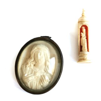 null EX-VOTOS

- Médaillon représentant la vierge Marie en haut-relief dans un encadrement...