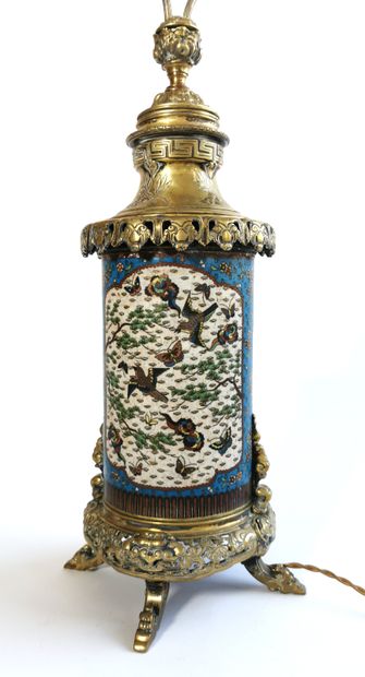 null CHINA, 19th century

A cloisonné enamel scroll vase with bouquets on a blue...