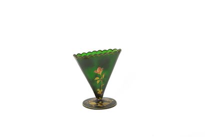 null ART NOUVEAU WORK IN THE TASTE OF LEGRAS

" Rosebush "

Fan-shaped vase on a...