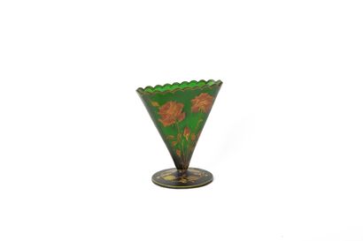 null ART NOUVEAU WORK IN THE TASTE OF LEGRAS

" Rosebush "

Fan-shaped vase on a...