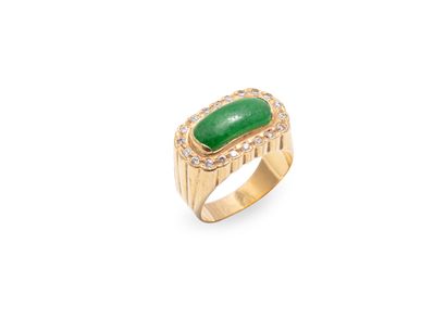 null Bague en or jaune 18K (750 millièmes) ornée d’un cabochon de jade dans un entourage...