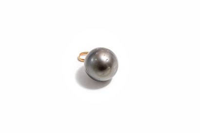 null Pendant decorated with a grey cultured pearl, the bélière in yellow gold 18K...