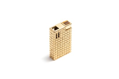 null FRED 

BRIQUET in 18k (750mm) yellow gold, with a chased cane design; push-buttons...