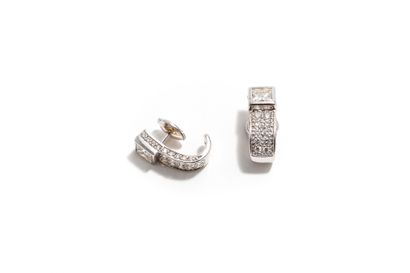null Pair of earrings in 18K white gold (750 thousandths) set with princess-cut diamonds...