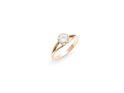 null Solitaire ring in 18K yellow gold (750 thousandths) set with a round brilliant...