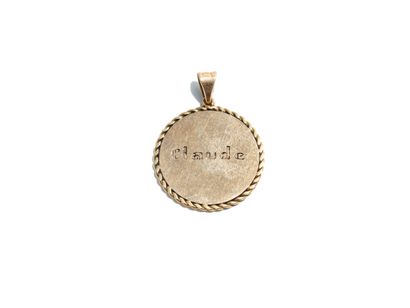 null Pendant medal in yellow gold 18K (750 thousandths) engraved with the first names...