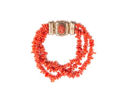null Bracelet of three rows of coral sticks, the clasp with ratchet in silver (950...