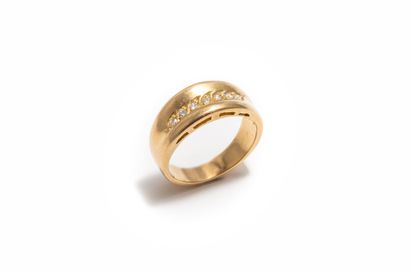 null Half-rimmed ring in yellow gold 18K (750 thousandths) decorated with seven round...