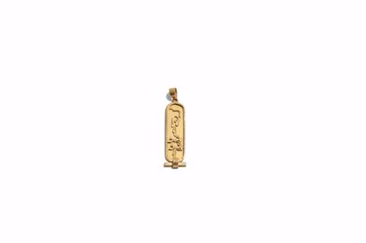 null Pendentif en or jaune 18K (750 millièmes) en forme de cartouche égyptien à décor...