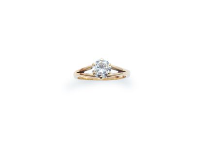 null Bague solitaire en or jaune 18K (750 millièmes) ornée d’un diamant rond taille...