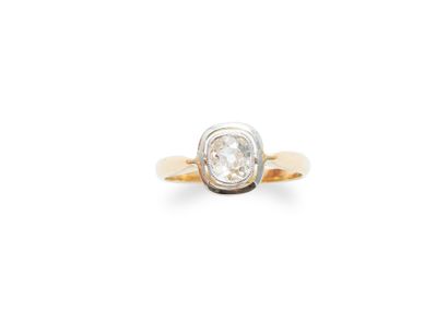 null Bague solitaire en or jaune et blanc 18K (750 millièmes) ornée d’un diamant...