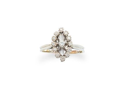 null Ring marquise in white gold 18K (750 thousandths) decorated in its center of...