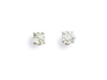 null Paire de puce d’oreilles en or blanc 18K (750 millièmes) sertie d’un diamant...