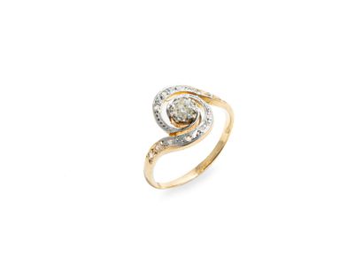 null 18K (750 thousandths) two-tone gold "tourbillon" ring, with a round old-cut...