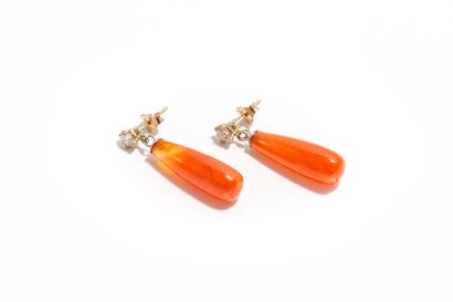 null Pair of earrings in gold two tones 9K (375 thousandths) decorated with carnelian...