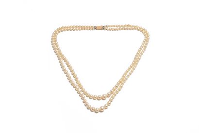 null Necklace with two rows of falling cultured pearls (cream color), clasp in 18K...