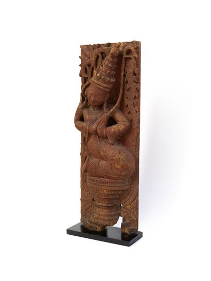 null Birmanie, XIXe siècle 

Élément architectural en bois sculpté représentant une...