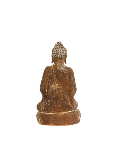 null Chine, dynastie Ming 

Statuette en bouddha en bois sculpté, représenté assis...