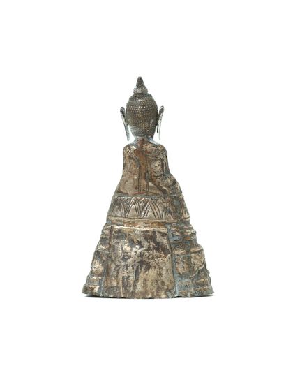 null Cambodge, XIXe siècle 

Figure de bouddha en argent repoussé, représenté assis...