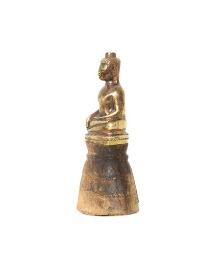 null Laos, XVe - XVIIIe siècle

Figure de bouddha en or repoussé, représenté assis...