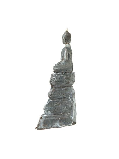 null Cambodge ou Thaïlande, XIXe siècle 

Figure de bouddha en argent repoussé, représenté...